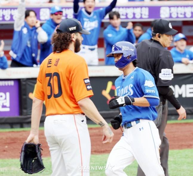 삼성 6번타자 이재현이 18일 대전한화생명볼파크에서 열리는 2025 KBO리그 삼성라이온즈와 한화이글스 플레이오프 1차전 2회초 무사 2,3루에서 폰세를 상대로 2타점 적시타로 출루한 후 강민호 희생플라이에 득점까지 성공하고 있다. /사진=강영조 선임기자