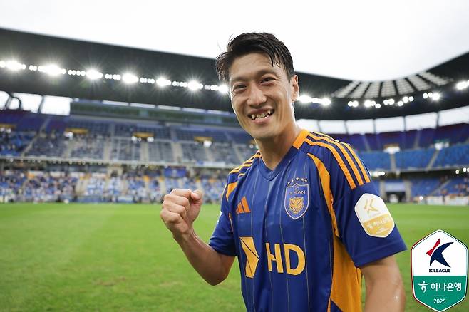 이청용이 18일 오후 2시 울산 문수축구경기장에서 열린 하나은행 K리그1 2025 33라운드 광주FC전 승리 후 주먹을 불끈 쥐고 있다. /사진=한국프로축구연맹 제공