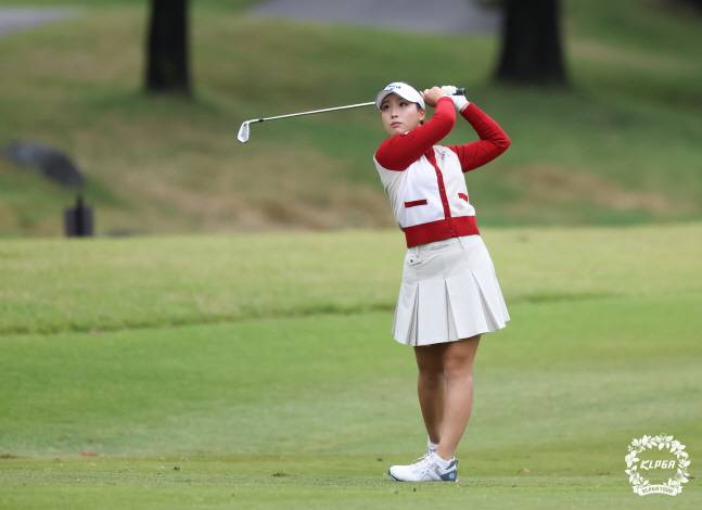 이율린이 날카로운 아이언샷을 구사하고 있다. /사진=KLPGT 제공