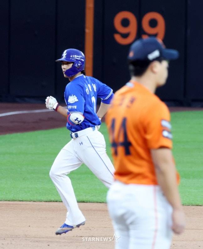 한화 김서현(오른쪽)이 18일 열린 2025 KBO 플레이오프 1차전에서 9회초 이재현에게 홈런포를 맞고 망연자실한 모습을 보이고 있다. /사진=강영조 선임기자