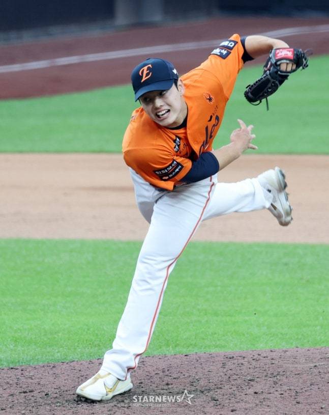 한화 문동주가 18일 대전한화생명볼파크에서 열린 2025 KBO 포스트시즌 플레이오프 1차전 7회초 등판해 역투하고 있다. /사진=강영조 선임기자