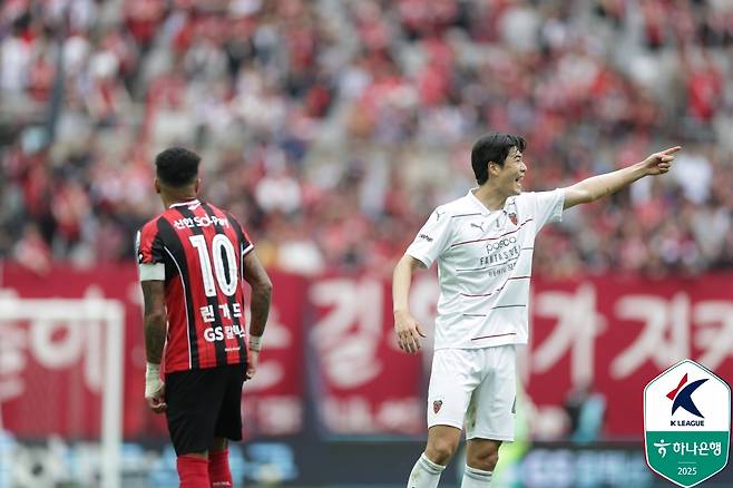경기 중 소리치는 기성용(오른쪽). /사진=한국프로축구연맹 제공