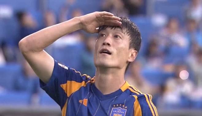 이청용이  18일 울산문수경기장에서 열린 울산 HD 대 광주FC의 '하나은행 K리그1 2025' 33라운드에서 '골프 스윙 세리머니'를 펼치고 있다. /사진=쿠팡플레이 중계화면 갈무리