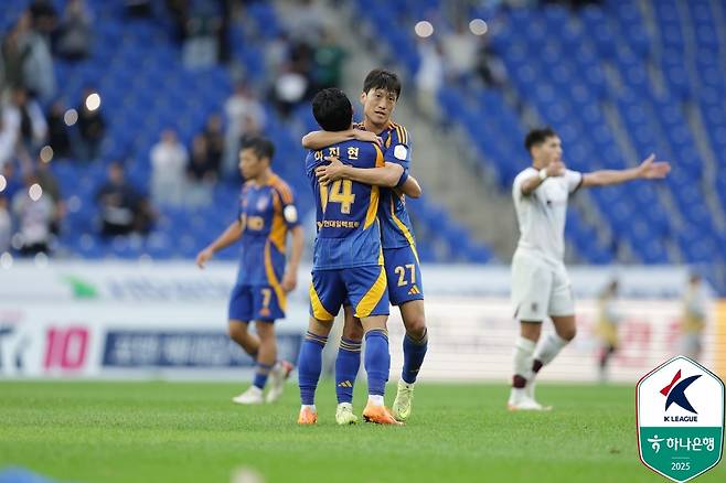 울산 HD 미드필더 이청용(가운데). /사진=한국프로축구연맹 제공