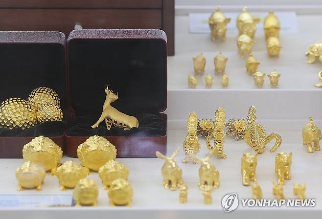 서울 종로구 한국금거래소에 진열된 금 제품. [연합뉴스 자료사진]