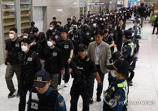 캄보디아에서 송환된 한국인 구금자들 (영종도=연합뉴스) 김성민 기자 = 캄보디아 온라인 사기에 가담해 구금된 한국인들이 18일 오전 인천국제공항 제2터미널을 통해 송환되고 있다. 이날 송환에는 경찰 호송조 190여명이 투입됐다. 2025.10.18 ksm7976@yna.co.kr