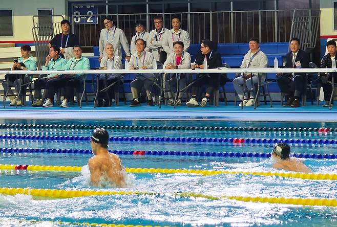 수영 경기 지켜보는 김진태 지사와 도 관계자 [강원도 제공.재판매 및 DB 금지]