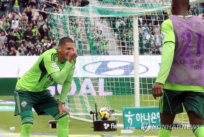 티아고, 팬들 향해 손하트 (전주=연합뉴스) 나보배 기자 = 18일 전북 전주월드컵경기장에서 열린 2025 하나은행 K리그1 33라운드 전북 현대와 수원 FC의 경기. 후반전 전북 현대 티아고가 골을 넣고 환호하고 있다. 2025.10.18 warm@yna.co.kr