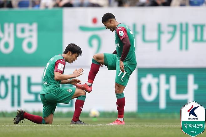 주앙 빅토르의 골을 도운 뒤 함께 세리머니 하는 대전 마사. [한국프로축구연맹 제공. 재판매 및 DB 금지]