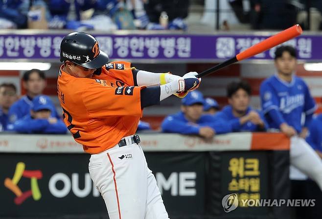 타격감 좋은 채은성 (대전=연합뉴스) 김준범 기자 = 18일 대전 한화생명볼파크에서 열린 2025 KBO 프로야구 포스트시즌 플레이오프 1차전 삼성 라이온즈와 한화 이글스의 경기. 8회말 2사 1, 3루 때 한화 채은성이 1타점 적시타를 쳐내고 있다. 2025.10.18 psykims@yna.co.kr