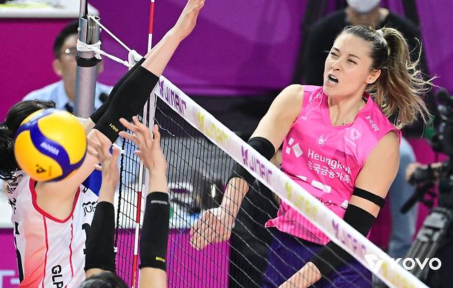 공격하는 흥국생명의 레베카(오른쪽) [한국배구연맹 제공. 재판매 및 DB 금지]