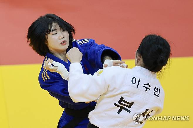 전국체전 출전한 허미미 (부산=연합뉴스) 신현우 기자 = 18일 부산 부경대학교 대연캠퍼스체육관에서 열린 제106회 전국체육대회 유도 여자 일반부 57㎏급 8강전에서 허미미(경북체육회)가 이수빈(부산북구청)을 상대하고 있다. 2025.10.18 nowwego@yna.co.kr