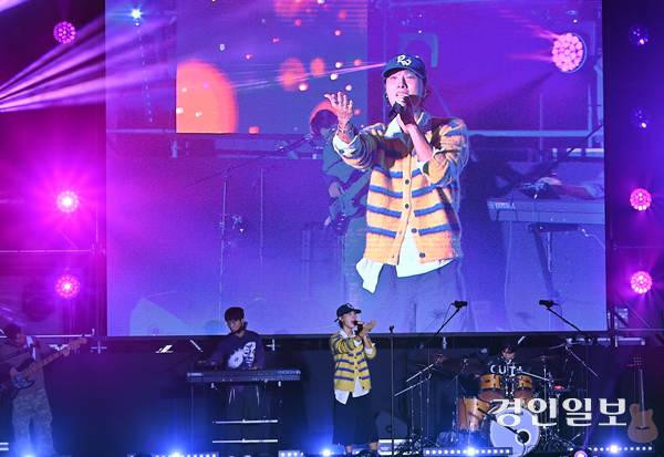 지난 18일 정서진 원 아일랜드(One Island) 뮤직 피크닉이 열린 인천시 서구 청라호수공원 플라워아일랜드 야외 공연장에서 서도밴드가 흥겨운  공연을 하고  있다. 2025.10.18 /김용국기자 yong@kyeongin.com