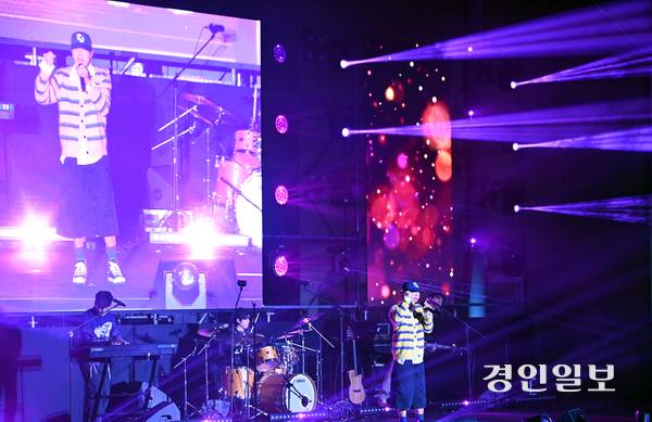 지난 18일 정서진 원 아일랜드(One Island) 뮤직 피크닉이 열린 인천시 서구 청라호수공원 플라워아일랜드 야외 공연장에서 서도밴드가 흥겨운  공연을 하고  있다. 2025.10.18 /김용국기자 yong@kyeongin.com