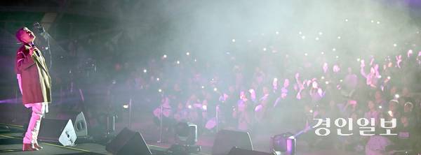 지난 18일 정서진 원 아일랜드(One Island) 뮤직 피크닉이 열린 인천시 서구 청라호수공원 플라워아일랜드 야외 공연장에서 이은미 가수가 호소력 깊은 음색으로 노래를 부르고  있다. 2025.10.18 /김용국기자 yong@kyeongin.com