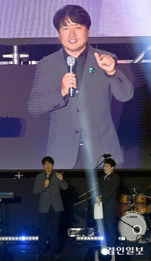 지난 18일 강범석 인천서구청장이 정서진 원 아일랜드(One Island) 뮤직 피크닉이 열린 인천시 서구 청라호수공원 플라워아일랜드 야외 공연장에서 인사말을 하고  있다. 2025.10.18 /김용국기자 yong@kyeongin.com