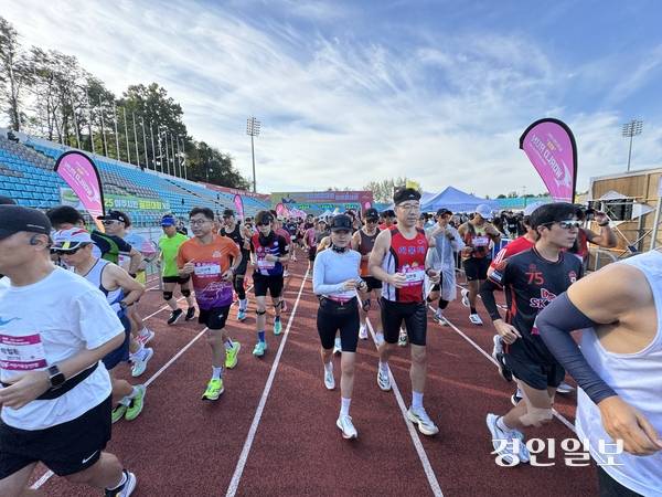 19일 여주세종대왕마라톤대회 하프마라톤 참가자들이 여주종합운동장에서 힘차게 출발하고 있다.  청명한 가을 날씨 속에서 열린 이번 대회는 여주 지역 최대 규모의 마라톤 축제로 성황리에 진행됐다. 2025.10.19 여주/양동민기자 coa007@kyeongin.com
