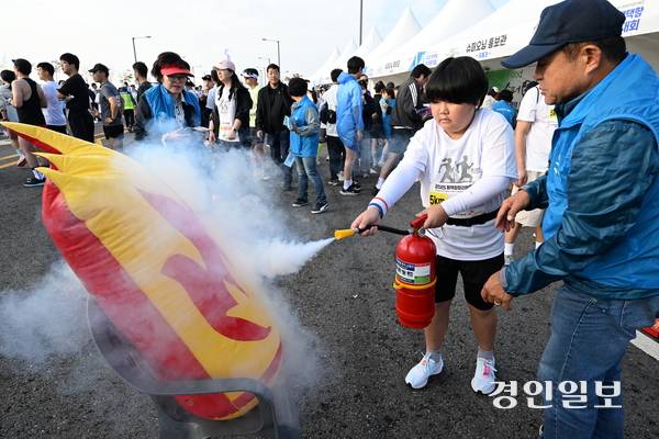 19일 오전  평택당진항자유무역지역 일원에서 ‘2025 평택항 마라톤대회’가 진행되고 있다. 2025.10.19 /최은성기자 ces7198@kyeongin.com