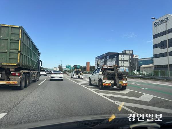 17일 오전 용인시 기흥구 경부고속도로(서울 방면) 신갈JC에서 인천·원주 방면으로 차량이 나가는 지점에 위치한 ‘안전지대’에 견인차 두 대가 나란히 주차돼 차량의 통행을 방해하고 있다. 2025.10.17 /목은수기자wood@kyeongin.com