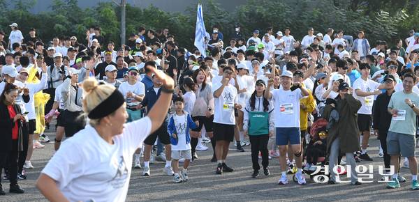 19일 오전 평택당진항자유무역지역 특설 대회장에서 열린 ‘2025 평택항 마라톤대회’ 개회식에서 참가자들이 출발 전 준비운동을 하고 있다. 2025.10.19 /취재팀
