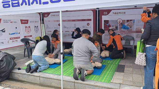 ▲ 도민들이 응급처치 활동 체험을 하고 있다.