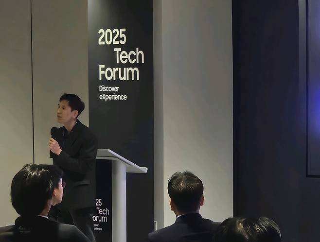 17일(현지시간) 미국 실리콘밸리에서 열린 '2025 테크 포럼'에서 삼성전자 삼성리서치 AI센터장 김대현 부사장이 발표를 하고 있다. 사진=삼성전자