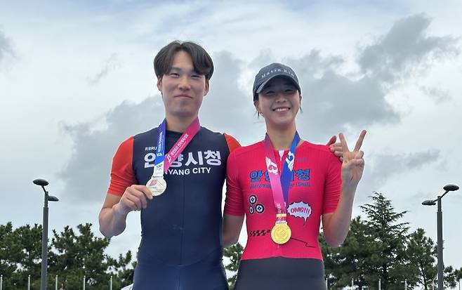 19일 부산광역시 을숙도 인라인스케이트장에서 열린 제106회 전국체육대회 롤러 남녀일반부에서 동반 메달을 획득한 김태양·유가람(이상 안양시청) 부부. <안양시청 제공>