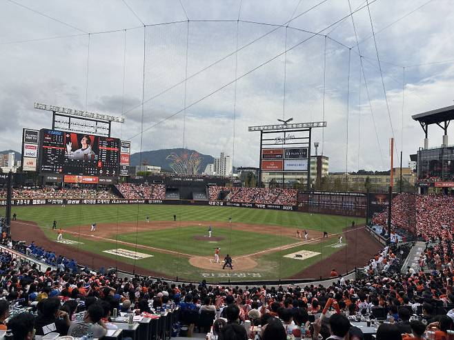 19일 대전 한화생명볼파크에서 열린 2025 KBO 프로야구 포스트시즌 플레이오프 2차전 삼성 라이온즈와 한화 이글스의 경기를 관람하며 관중들이 응원전을 펼치고 있다.(사진=심효준 기자)