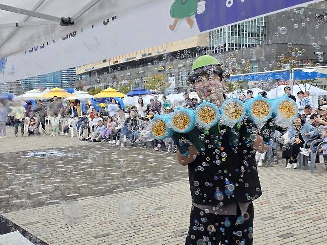 이날 버블쇼 퍼포먼스.
