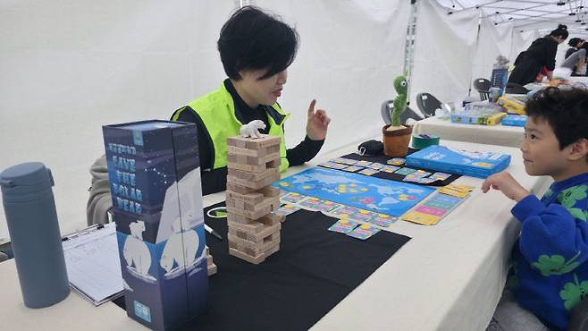 체험부스 참가자가 즐거운 표정을 지어 보이고 있다.