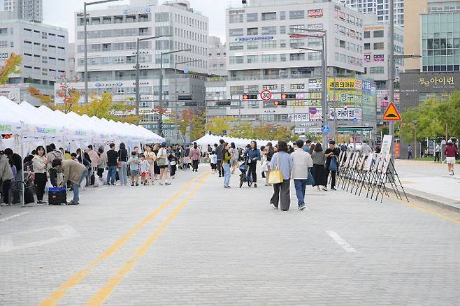 이날 많은 시민들이 차 없는 거리를 만끽했다.