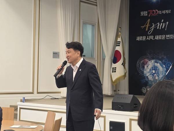 ▲ 김영환 충북지사가 16일 열린 스마트경영포럼 강연회에서 '충북 대한민국 중심에 서다'를 주제로 특강을 하고 있다. 스마트경영포럼 제공