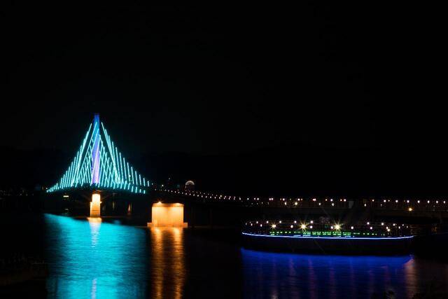 은파호수공원 물빛다리 야경/사진제공=군산시