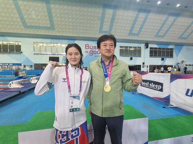 수영 여자 일반부 800m에서 한국신기록을 수립하며 대회 8연패를 달성한 한다경과 전북자치도체육회 정강선 회장이 기념촬영을 하고 있다. /전북자치도체육회 제공