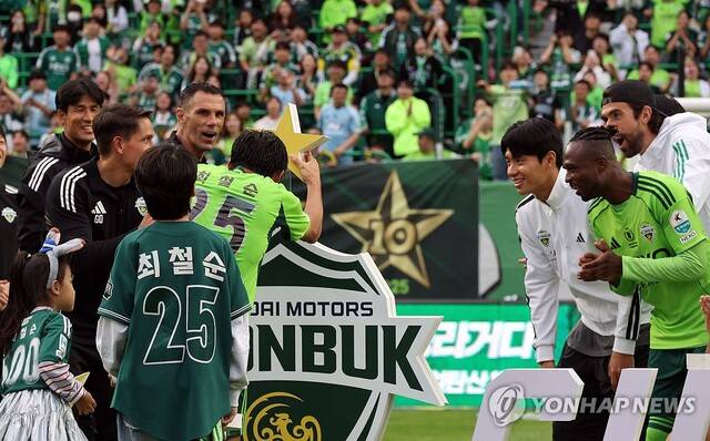 18일 전북 전주월드컵경기장에서 열린 2025 하나은행 K리그1 2025 풀리그 마지막 33라운드 경기에서 전북 현대가 수원 FC에 2대 0으로 이긴 후 10번째 우승별을 땄다. 우승을 확정한 뒤 최철순 선수가 우승별을 들고 있다. 연합뉴스 제공