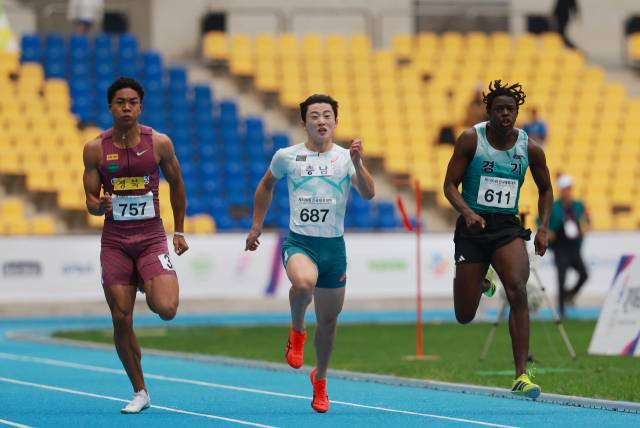 19일 부산 아시아드주경기장에서 열린 제106회 전국체육대회 육상 남자 100m 결승에서 나마디 조엘진(예천군청), 서민준(서천군청), 비웨사 다니엘 가사마(안산시청)이 달리고 있다. 연합뉴스