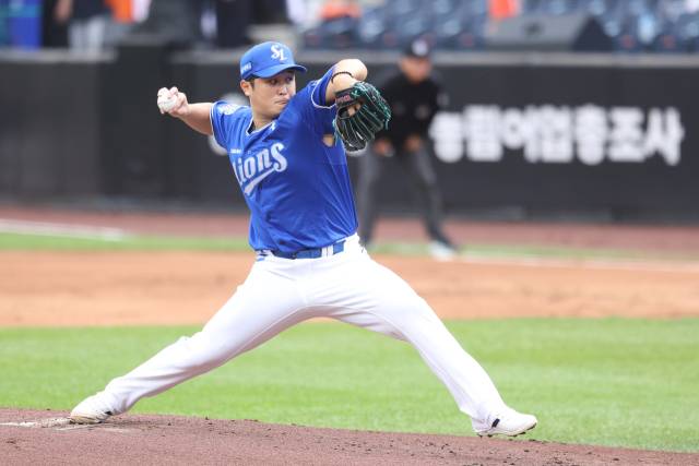 삼성 라이온즈의 최원태가 19일 대전에서 열린 프로야구 플레이오프 한화 이글스와의 경기에 선발 등판해 역투하고 있다. 삼성 제공