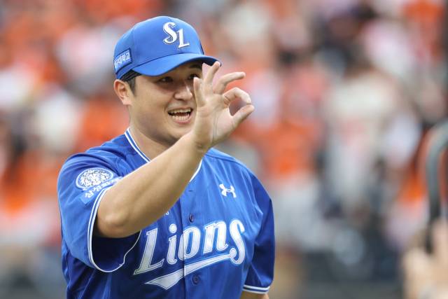 삼성 라이온즈의 최원태가 19일 대전에서 열린 프로야구 플레이오프 2차전 한화 이글스와의 경기에 선발 등판해 7회초를 깔끔히 마무리한 뒤 웃음짓고 있다. 삼성 제공