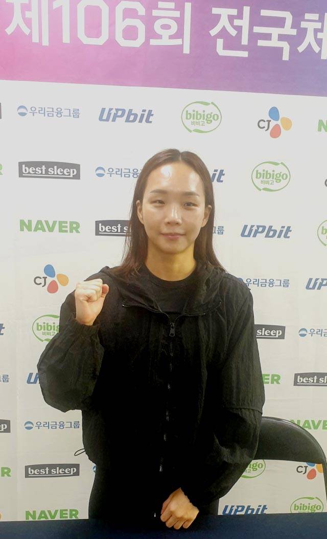 김서영 선수가 18일 부산 사직종합운동장 실내수영장에서 인터뷰를 끝낸 뒤 파이팅을 외치고 있다. 전창훈 기자