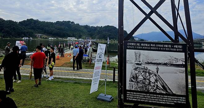 낙동강변에 설치된 부교. /박호평 기자