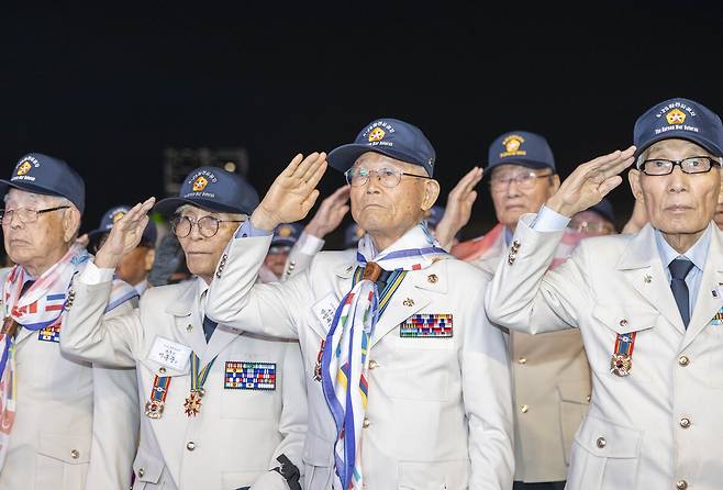 6.25 참전용사 분들이 국민의례를 하고 있다. /칠곡군 제공
