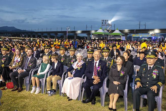백승엽장군의 장녀 백남희 여사(오른쪽 두번째)와 참석 내빈들이 축제를 관람하고 있다./칠곡군 제공