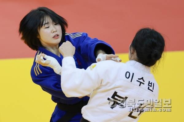 지난 18일 부산 부경대학교 대연캠퍼스체육관에서 열린 제106회 전국체육대회 유도 여자 일반부 57㎏급 8강전에서 허미미(경북체육회)가 이수빈(부산북구청)을 상대하고 있다. 사진=경북체육회 제공