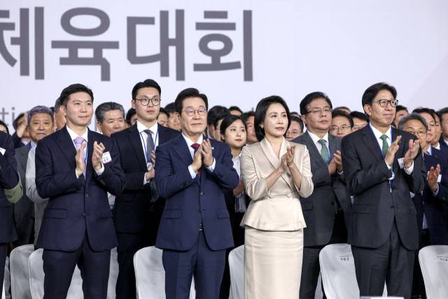 이재명 대통령과 김혜경 여사가 17일 부산아시아드주경기장에서 열린 전국체전 개막식에서 입장하는 선수들을 향해 박수를 보내고 있다. 앞줄 왼쪽부터 유승민 대한체육회장, 이재명 대통령, 김혜경 여사, 박형준 부산시장. 연합뉴스