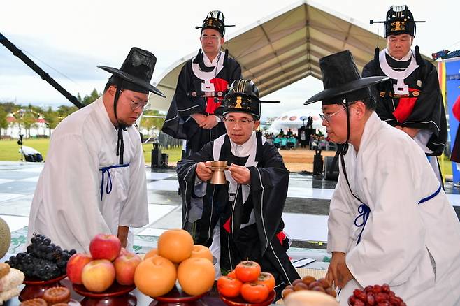 ▲ 유정근 영주시장 권한대행이 풍기인삼대제를 지내고 있다