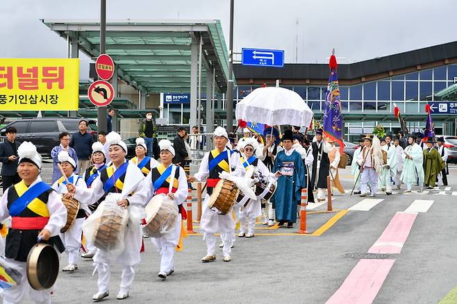 ▲ 풍기역에서 축제장까지 주세붕 군수 행차 재현이 진행되고 있다