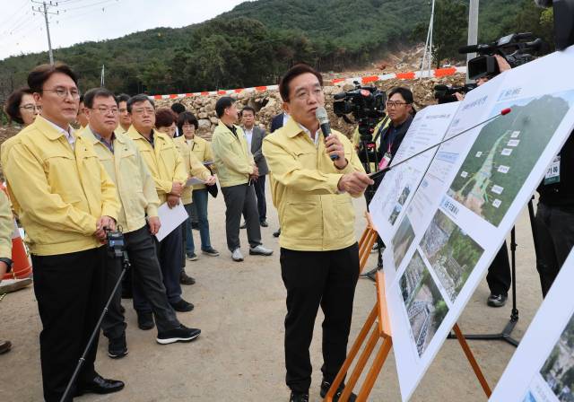 김민석 국무총리가 19일 경남 산청군 신안면을 찾아 산사태 피해 및 복구현황을 보고받고 있다. 연합뉴스