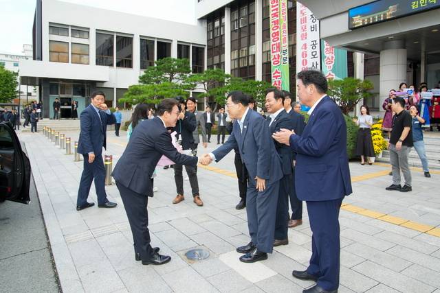 김민석 국무총리(왼쪽)가 17일 경주시청을 방문해 주낙영 경주시장(가운데)과 이동협 경주시의회 의장(오른쪽)이 환영하고 있다. 경주시 제공