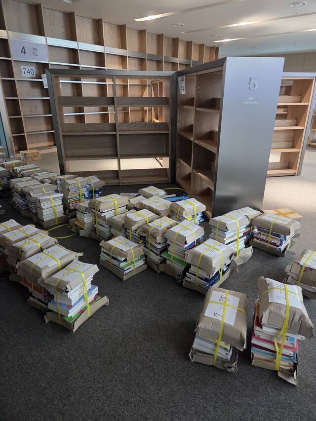 16일 찾은 대구도서관은 개관을 앞두고 책을 꽂는 작업에 한창이었다. 구아영 기자