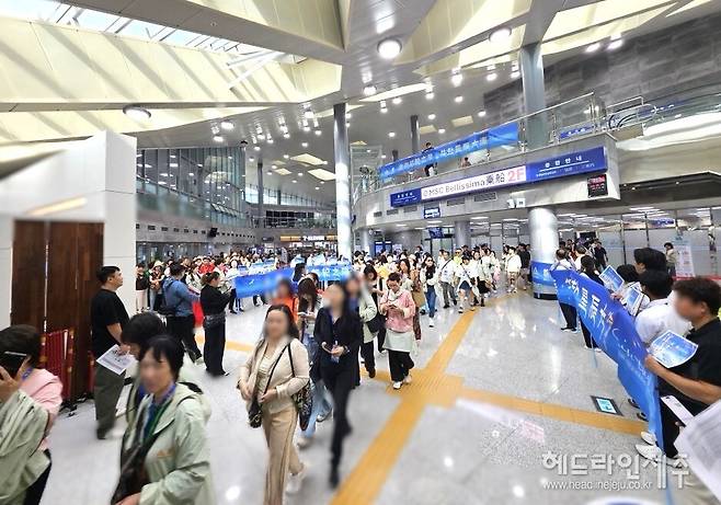 서귀포시 강정항 크루즈터미널을 통해 들어오고 있는 외국인관광객. (사진=제주특별자치도)